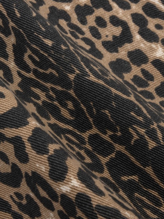 Gilet tara leopard detailwhite background