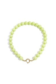 Ketting met grote kralen en frontsluiting 15mm lime