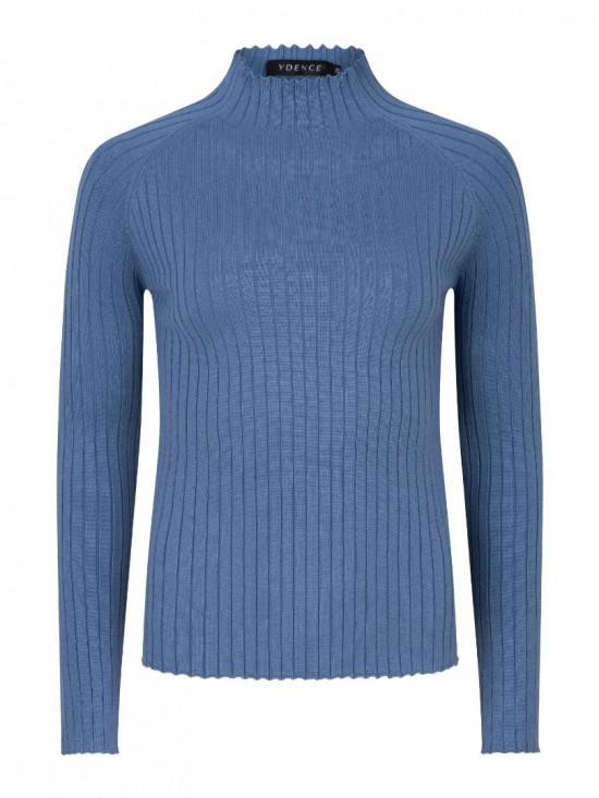 Knitted top kit blue front