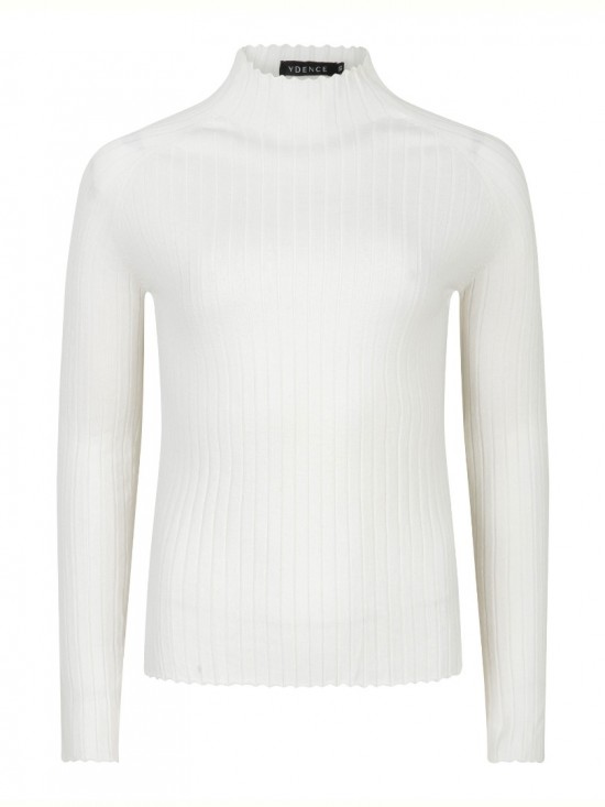 Knitted top kit off white front