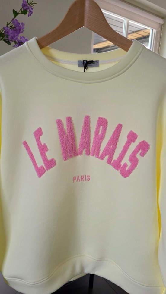 Sweater le marais paris geel front detail